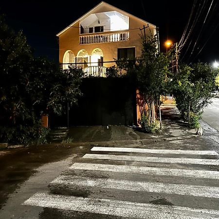 Family Guesthouse - Macharashvili ティビリシ エクステリア 写真