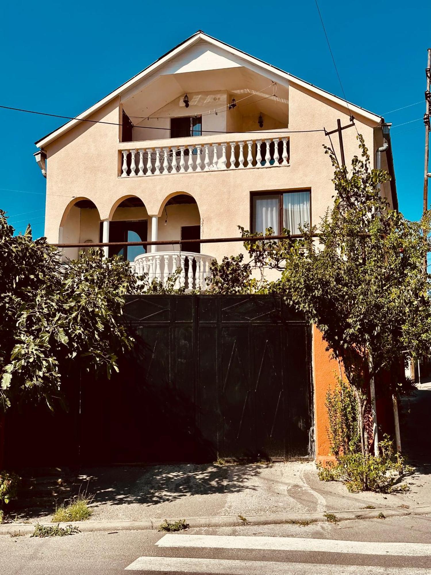 Family Guesthouse - Macharashvili ティビリシ エクステリア 写真